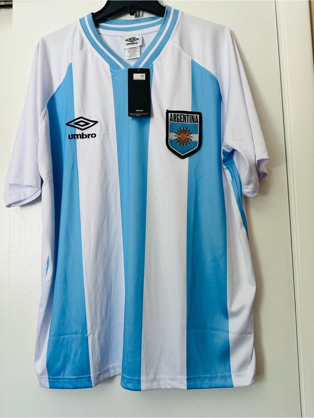 Umbro Argentina Men's Soccer/ Football Jersey — White & Sky Blue Stripes